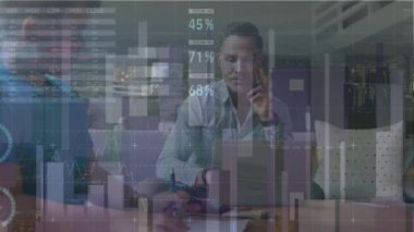 Kafkasyalı baba ve oğlunun dizüstü bilgisayarla veri işleme animasyonu. Küresel iş ve dijital arayüz kavramı dijital olarak oluşturulmuş video.