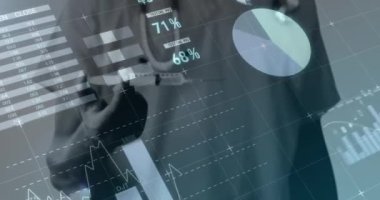 Şırınga tutan erkek doktorun veri işleme animasyonu. Küresel tıp, aşı, sağlık ve veri işleme kavramı dijital olarak oluşturulmuş video.