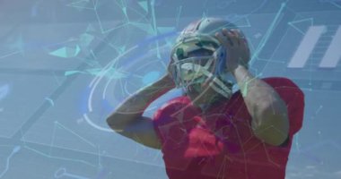 Amerikan futbolcusu üzerinde dijital arayüz animasyonu. Küresel spor, dijital arayüz ve veri işleme kavramı dijital olarak oluşturulmuş video.