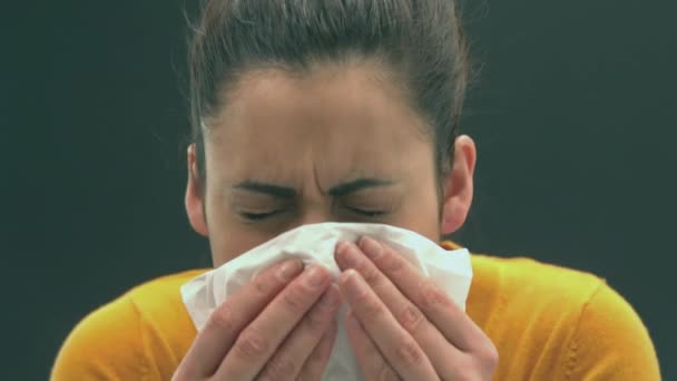 在打喷嚏的高加索妇女的鼻子上 病毒细胞的动画 哥斯达黎加期间的健康和医药 数码制作的19种流行病概念视频 — 图库视频影像