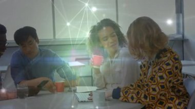 Ofisteki çeşitli kadın ve erkek iş arkadaşları arasındaki bağlantı ağının animasyonu. İş, bağlantılar, işbirliği ve teknoloji konsepti dijital olarak oluşturulmuş video.