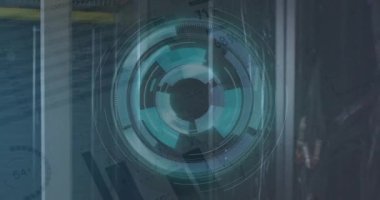 Sunucu odasında tarama ve veri işleme animasyonu. küresel iş ve dijital arayüz kavramı dijital olarak oluşturulmuş video.