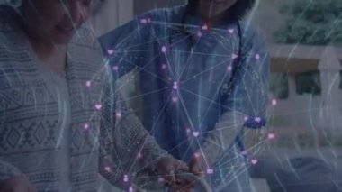 Asyalı kadın doktor tarafından tedavi edilen hastalarla olan bağlantıların animasyonu. Küresel tıp ve dijital arayüz kavramı dijital olarak oluşturulmuş video.