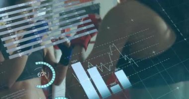 Spor salonunda boks yapan farklı insanların veri işleme animasyonları. Küresel spor, bilgisayar ve dijital arayüz kavramı dijital olarak oluşturulmuş video.