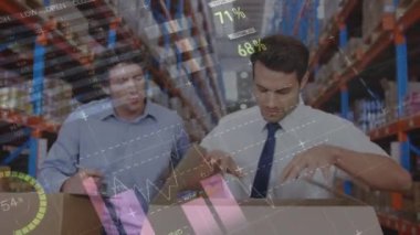 Kafkasyalı iki depo çalışanının finansal veri işleme animasyonu. Küresel ağlar, ortam ve dijital arayüz kavramı dijital olarak oluşturulmuş video.