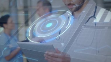 Kafkas erkek doktor üzerine dijital ekranın animasyonu. Sağlık, tıp ve dijital arayüz kavramı dijital olarak oluşturulmuş video.