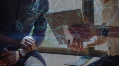 Dijital tablet kullanarak erkek ve bayan ofis arkadaşlarının orta bölümünün üzerine simgeler yerleştiren neon. Küresel ağ ve iş teknolojisi kavramı