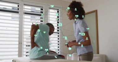 Afrika kökenli Amerikalı kadın doktor ve sırt ağrısı olan hasta üzerindeki bağlantıların animasyonu. , sağlık ve tıp konsepti dijital olarak üretilen video.