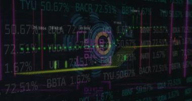 Karanlık arka planda veri işleme animasyonu. küresel bağlantılar, veri işleme ve dijital arayüz konsepti dijital olarak oluşturulmuş video.