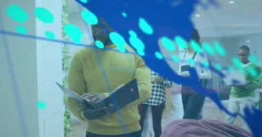 Ofiste çalışan Afrikalı Amerikalı adamın finansal verilerinin ve grafiklerinin animasyonu. İş, finans, ekonomi ve teknoloji konsepti dijital olarak oluşturulmuş video.