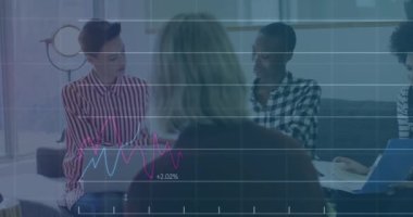 Ofisteki çeşitli iş arkadaşlarıyla ilgili finansal verilerin ve grafiklerin animasyonu. İş, finans, ekonomi ve işbirliği konsepti dijital olarak oluşturulmuş video.