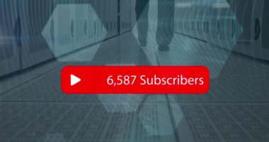 Sunucu odasında sosyal medya simgelerinin canlandırılması. Dijital olarak oluşturulmuş küresel bağlantılar, veri işleme ve dijital arayüz kavramı.