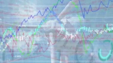 Dönen rüzgar türbini üzerinde veri işleme animasyonu. Küresel çevre, yeşil enerji, sürdürülebilirlik ve bağlantılar konsepti dijital olarak oluşturulmuş video.