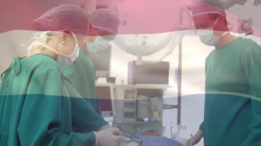 Operasyon sırasında çeşitli erkek ve kadın cerrahlar üzerinde rusya bayrağının canlandırılması. Sağlık, tıp ve ulusal sağlık konsepti dijital olarak üretilen video.