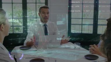 Mali verilerin animasyonu ve ofisteki çeşitli iş adamlarının grafiği. İş, finans ve ekonomi kavramı dijital olarak oluşturulmuş video.