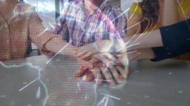 Ofisteki çeşitli meslektaşlarına karşı küresel çapta hafif izler var. Küresel ağ ve iş teknolojisi kavramı