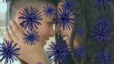 Mutlu lezbiyen çiftin kucaklaşması üzerine virüs hücrelerinin animasyonu. Covid 19 pandemik konsept sırasında dijital olarak üretilen video boyunca sağlık ve tıp.