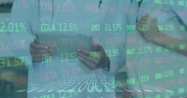 Kafkasyalı iki doktorun veri işleme animasyonu. Küresel tıp, teknoloji, veri işleme ve dijital arayüz kavramı dijital olarak oluşturulmuş video.