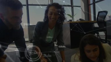 Ofisteki çeşitli iş arkadaşlarıyla olan bağlantıların animasyonu. İş, ağ, bağlantılar, işbirliği ve dijital olarak oluşturulmuş iletişim konsepti.