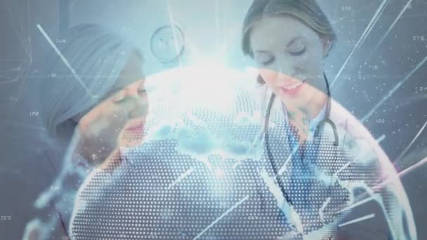 Animation du globe et des coordonnées sur diverses femmes médecin et patient parler. Santé, médecine et technologie concept vidéo générée numériquement.