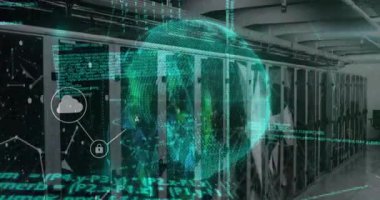 Sunucu odasındaki simgelerle veri işleme ve küre animasyonları. Küresel iş ve dijital arayüz kavramı dijital olarak oluşturulmuş video