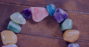Tahta yüzeyde kayaların üzerinde hareket eden yıldızların ve galaksilerin animasyonu. Paratıp, astroloji, iyileştirme ve rahatlama konsepti dijital olarak oluşturulmuş video.