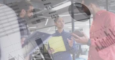 Ofisteki çeşitli iş arkadaşlarıyla ilgili grafik ve verilerin animasyonu. İş, finans ve ekonomi kavramı dijital olarak oluşturulmuş video.
