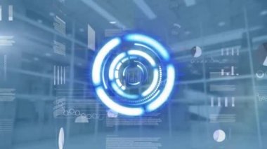 Yeşil dijital ekrandaki çeşitli veriler üzerinden çember işleme animasyonu. Veri işleme ve teknoloji konsepti dijital olarak oluşturulmuş video.