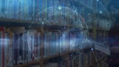 Kütüphanedeki beyaz erkek öğrenci üzerinden dünya ile olan bağlantıların animasyonu. Bilgi, eğitim, öğrenme ve teknoloji konsepti dijital olarak oluşturulmuş video.