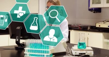 Bilgisayar kullanan Kafkas kadın laboratuvar çalışanı üzerine altıgen şeklinde bilimsel simgelerin animasyonu. Bilim, tıp ve laboratuar konsepti dijital olarak üretilen video.