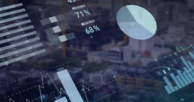 Şehir manzarası üzerinde veri işleme animasyonu. Küresel teknoloji, bilgisayar ve dijital arayüz kavramı dijital olarak oluşturulmuş video.