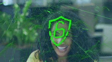 Dijital asma kilit animasyonu ve mutlu çift ırklı kadın üzerinde çizgiler. Dijital güvenlik, iş ve teknoloji konsepti dijital olarak oluşturulmuş video.