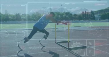 Afro-Amerikan engelli adam eğitiminde çalışan bıçaklı dijital ekranın animasyonu. Spor, sakatlık, aktif yaşam tarzı ve teknoloji konsepti dijital olarak oluşturulmuş video.