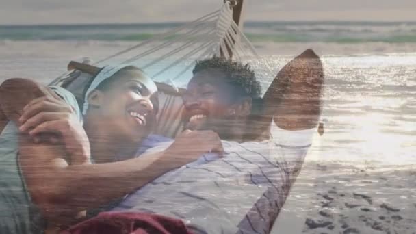 海上のビーチでハンモックで幸せなアフリカ系アメリカ人夫婦のアニメーション 関係とリラックスコンセプトデジタル生成ビデオ — ストック動画