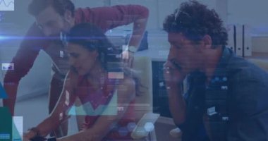 Çeşitli iş adamları üzerinde veri işleme animasyonu. Küresel iş, finans ve dijital arayüz kavramı dijital olarak oluşturulmuş video.