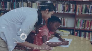 Sınıftaki çeşitli öğrenci ve öğretmenler üzerinde veri işleme animasyonu. Küresel eğitim, öğrenme ve dijital arayüz kavramı dijital olarak oluşturulmuş video.