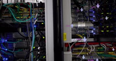 Sunucular üzerindeki simgelerle bağlantıların canlandırılması. Ağ, bilgisayarlar, bağlantılar ve teknoloji konsepti dijital olarak oluşturulmuş video.