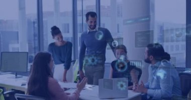 Ofiste çalışan çeşitli iş adamlarıyla ilgili ekranlardaki veri işleme animasyonları. İş, finans, ekonomi ve teknoloji konsepti dijital olarak oluşturulmuş video.