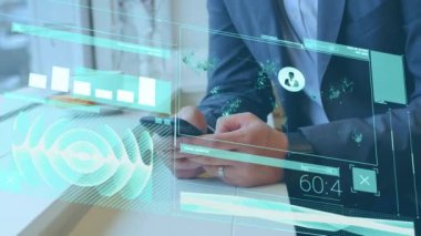 Kafkasyalı iş adamının akıllı telefon kullanarak veri işleme animasyonu. Küresel teknoloji, bilgisayar ve dijital arayüz kavramı dijital olarak oluşturulmuş video.