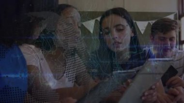 Dünya 'nın animasyonu ve çeşitli genç öğrencilerin tabletleriyle bağlantıları. Okul, eğitim ve teknoloji konseptiyle dijital olarak üretilen video.