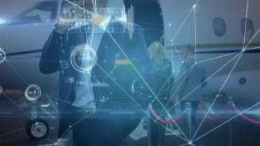 Havaalanındaki bir grup beyaz iş adamı üzerinden bağlantı ağının animasyonu. Küresel iş, finans, veri işleme ve dijital arayüz kavramı dijital olarak oluşturulmuş video.