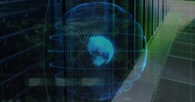 Sunucu odasında veri işleme ve küre animasyonu. küresel iş ve dijital arayüz kavramı dijital olarak oluşturulmuş video