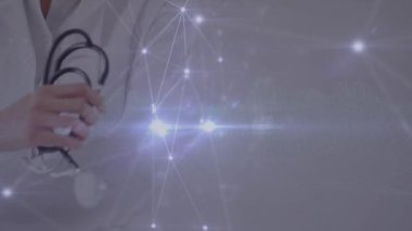 Steteskoplu beyaz bir doktor üzerinden bağlantı ağının animasyonu. Küresel tıp ve dijital arayüz kavramı dijital olarak oluşturulmuş video.