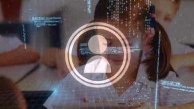 Okulda dijital tablet kullanırken gülümseyen beyaz kız hakkında veri işleme animasyonu. Okul ve eğitim teknolojisi kavramı