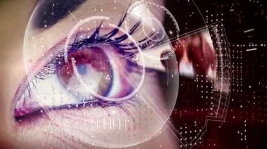 Veri işleme animasyonunun dürbünüyle göz taraması ve kulaklık takan beyaz kadın. Küresel teknoloji, bilgisayar ve dijital arayüz kavramı dijital olarak oluşturulmuş video.