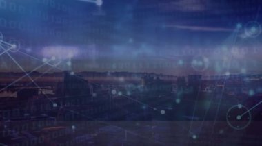 Şehir manzarası üzerindeki bağlantı ağının ve ikili kodların animasyonu. Dijital olarak oluşturulan küresel ağ, bağlantılar ve teknoloji konsepti.