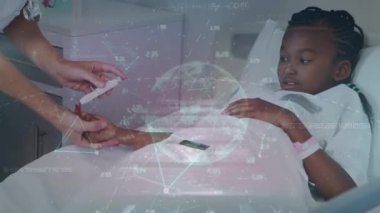 Çeşitli doktor ve hastalar üzerinde küresel ve veri işleme animasyonu. Küresel sağlık, yaşam tarzı ve dijital arayüz kavramı dijital olarak oluşturulmuş video.