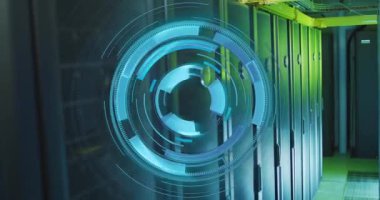 Sunucu odasında tarama ve veri işleme animasyonu. küresel iş ve dijital arayüz kavramı dijital olarak oluşturulmuş video.