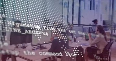 Veri işleme animasyonu ve dünya haritası ofiste çalışan çeşitli iş adamları üzerinde. İş, finans, ekonomi ve teknoloji konsepti dijital olarak oluşturulmuş video.