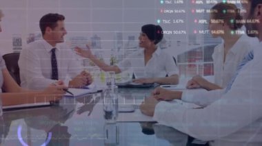 Mali verilerin animasyonu ve ofisteki çeşitli iş adamlarının grafiği. İş, finans ve ekonomi kavramı dijital olarak oluşturulmuş video.